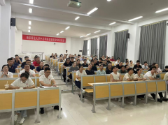 教员组织各学生食堂工做人员进行了食物平安学